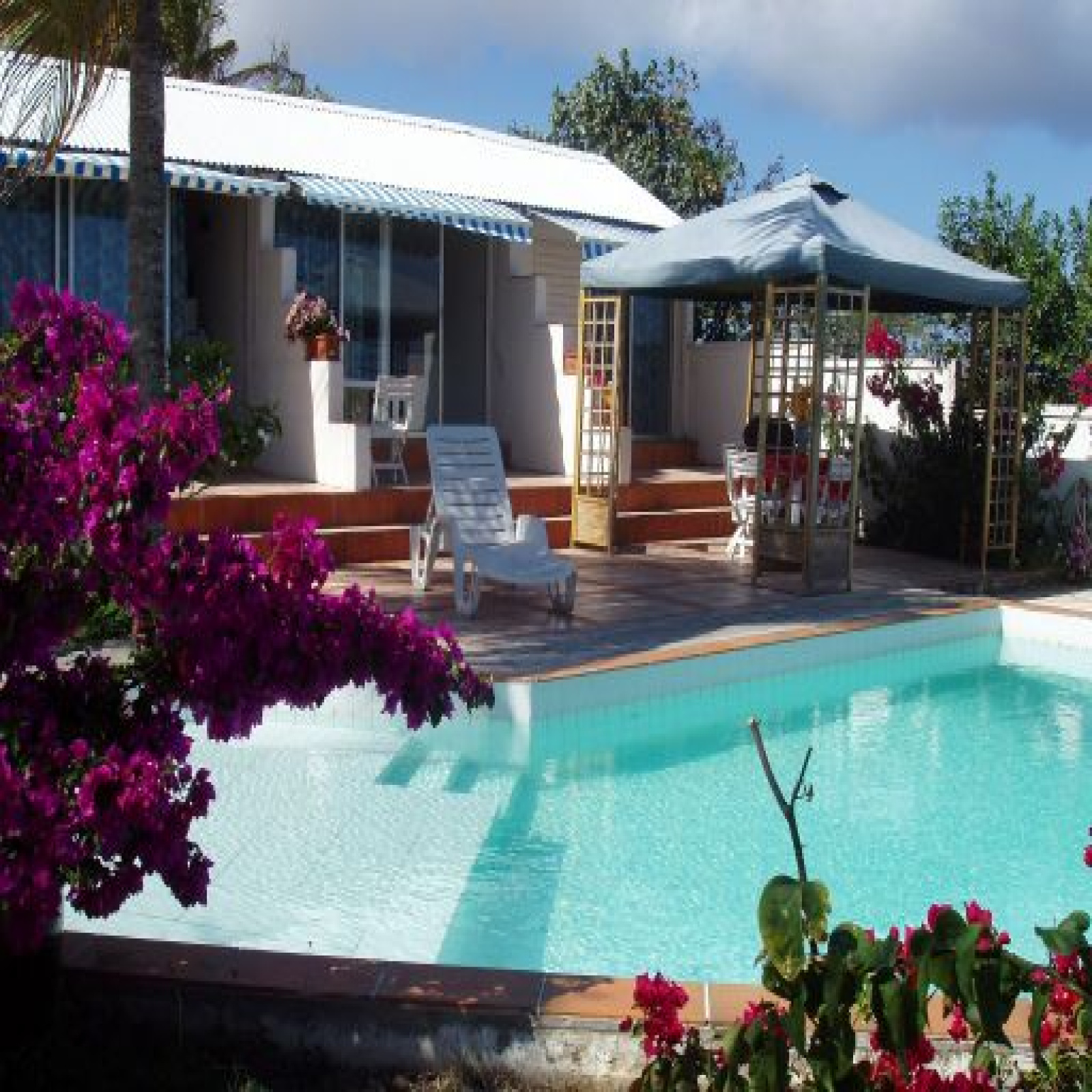 vente A VENDRE VILLA SAINT FRANCOIS VUE MER VILLA 6 APPARTEMENTS